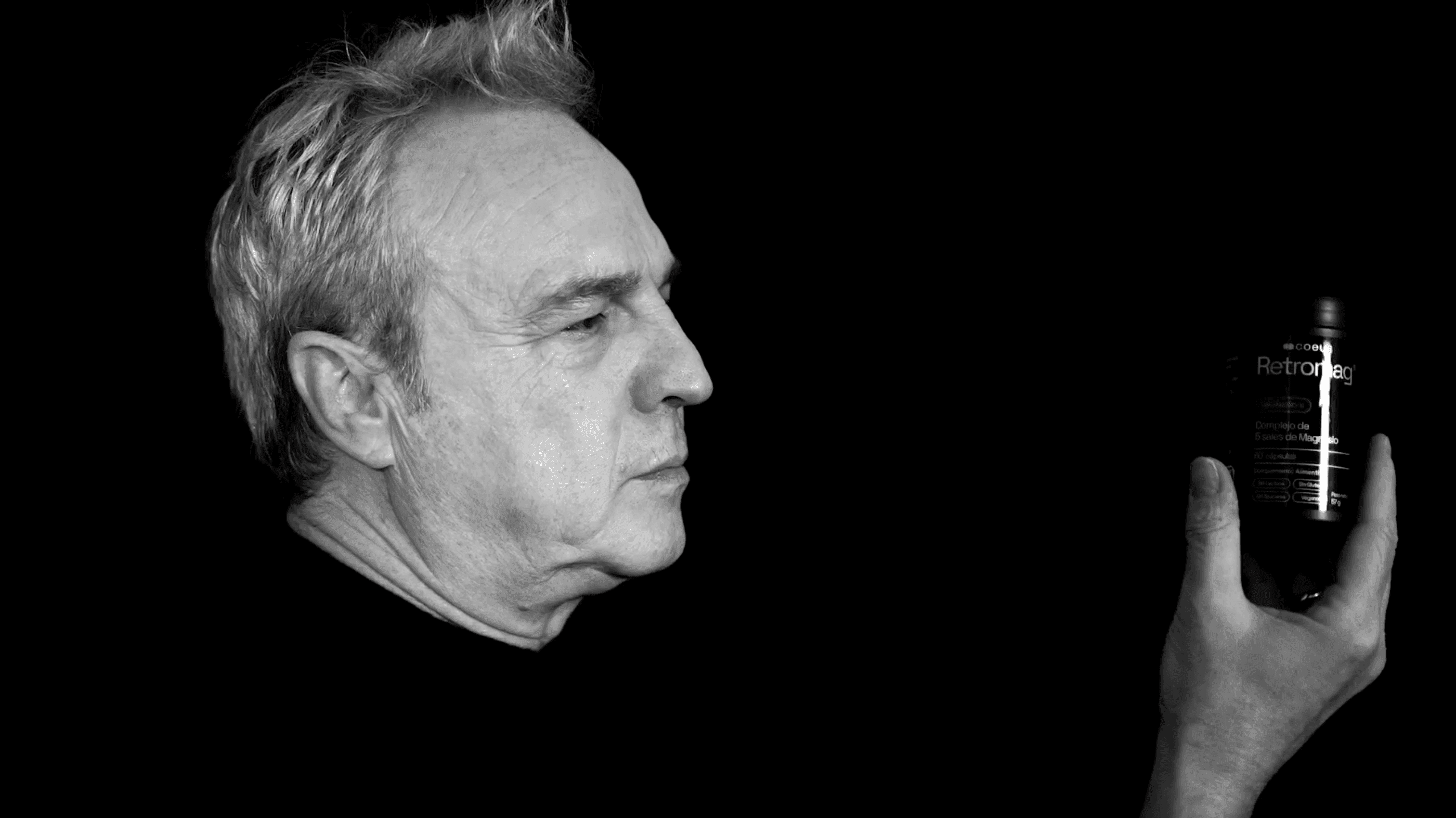 David Summers sosteniendo un bote de Retromag