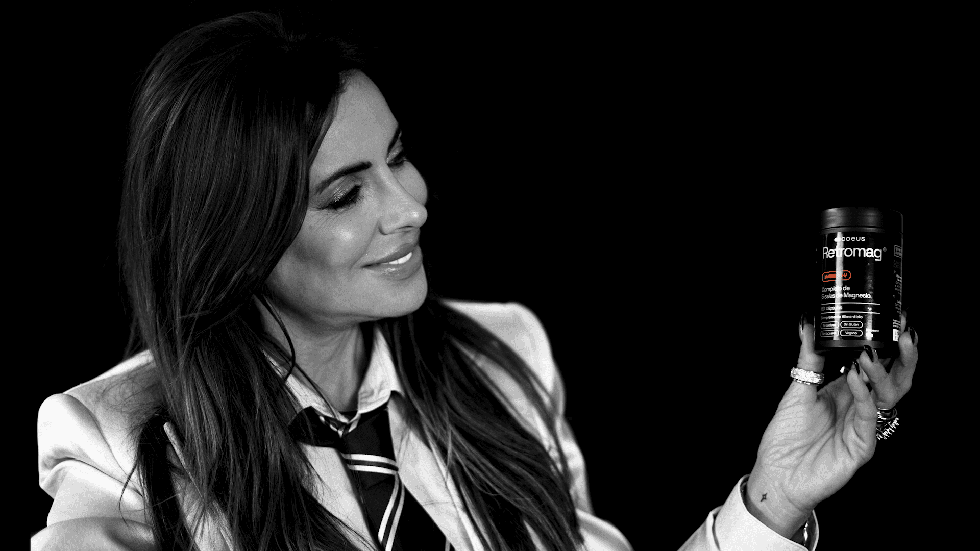 Bea Jarrín sosteniendo un bote de Retromag