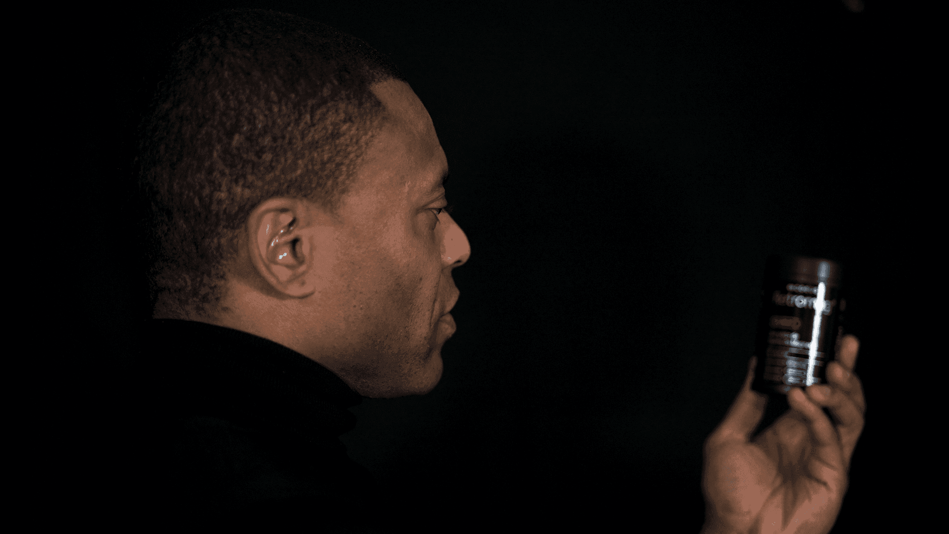Júlio Baptista observando un bote de Retromag de COEUS.